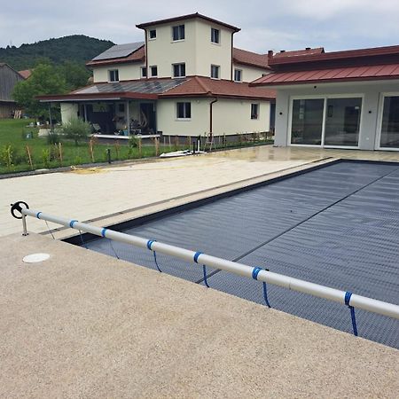 Apartmani Fenestra Tesla I Faust Otocsán Kültér fotó
