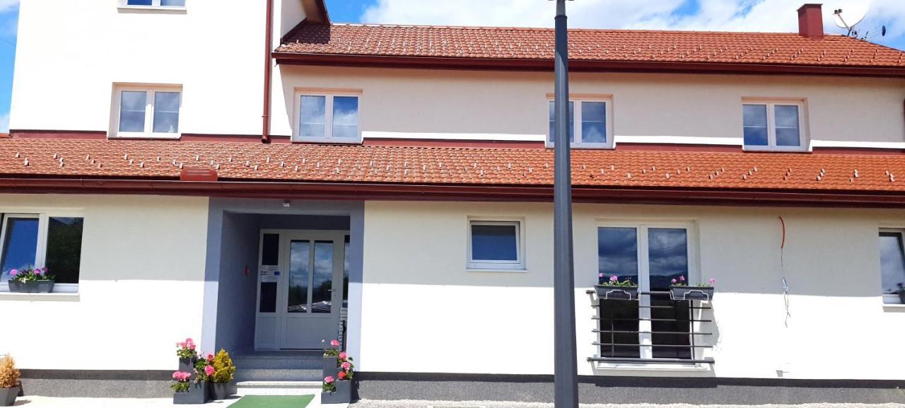 Apartmani Fenestra Tesla I Faust Otocsán Kültér fotó